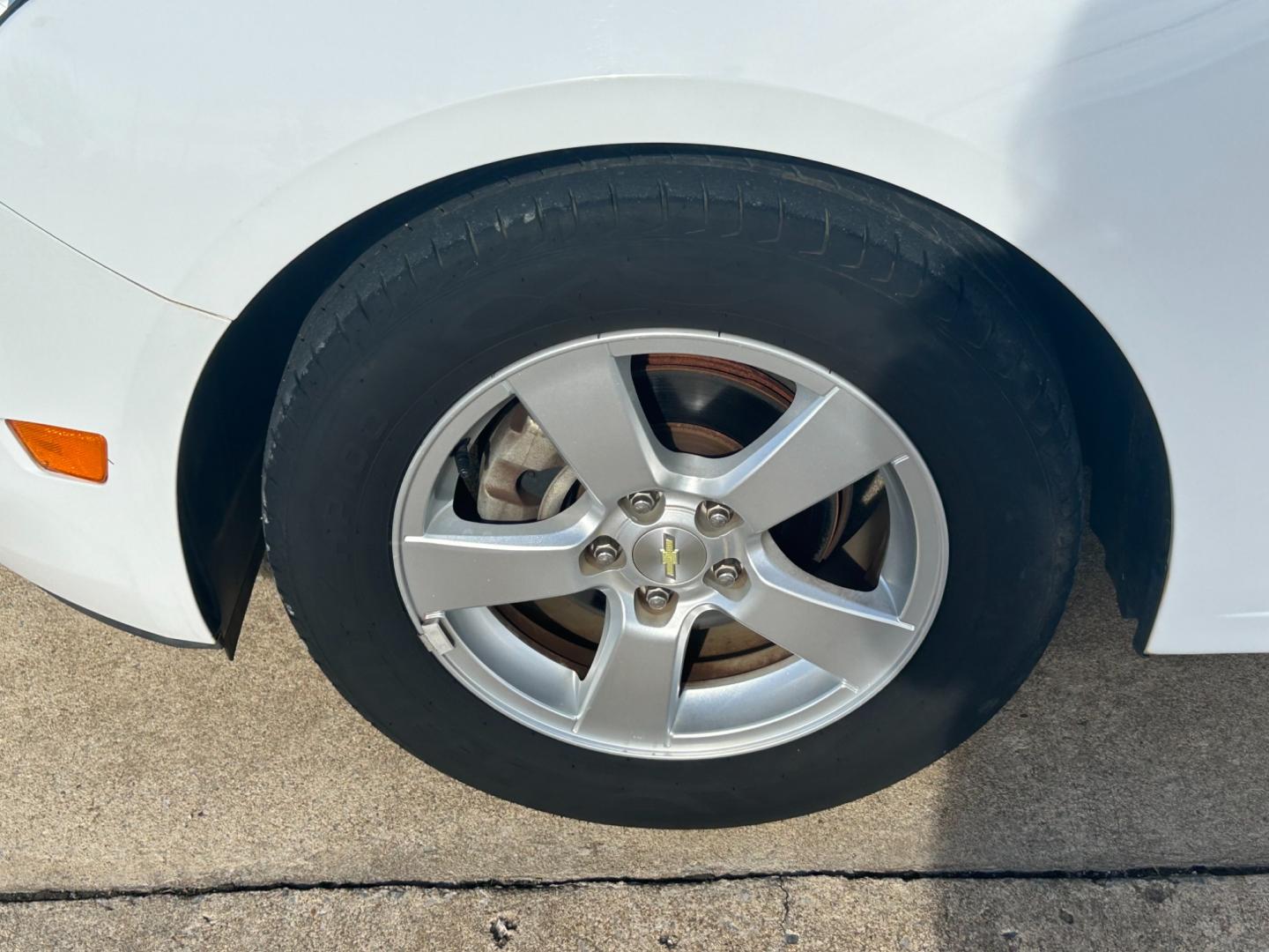 2015 White /Gray Chevrolet Cruze LT (1G1PC5SB6F7) with an 1.4L engine, AUTOMATIC transmission, located at 17760 Hwy 62, Morris, OK, 74445, (918) 733-4887, 35.609104, -95.877060 - Photo#23